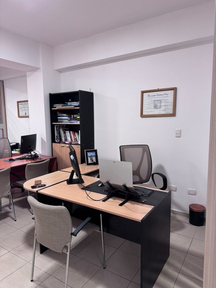 Escritorio de atención con biblioteca y diploma