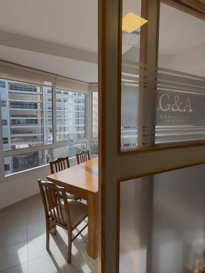 Sala de reuniones vista desde el panel con el logo de G&A
